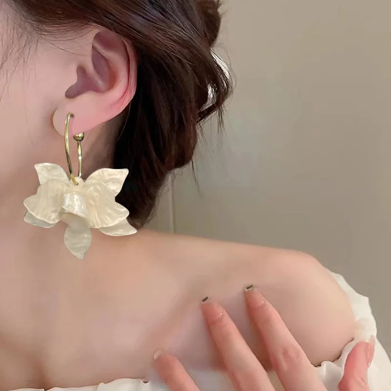 ZAKOL Korean Trendy White Resin Flower Hoop Earrings For Women Fashion Jewelry Statement Earings Wedding Party Jewelry