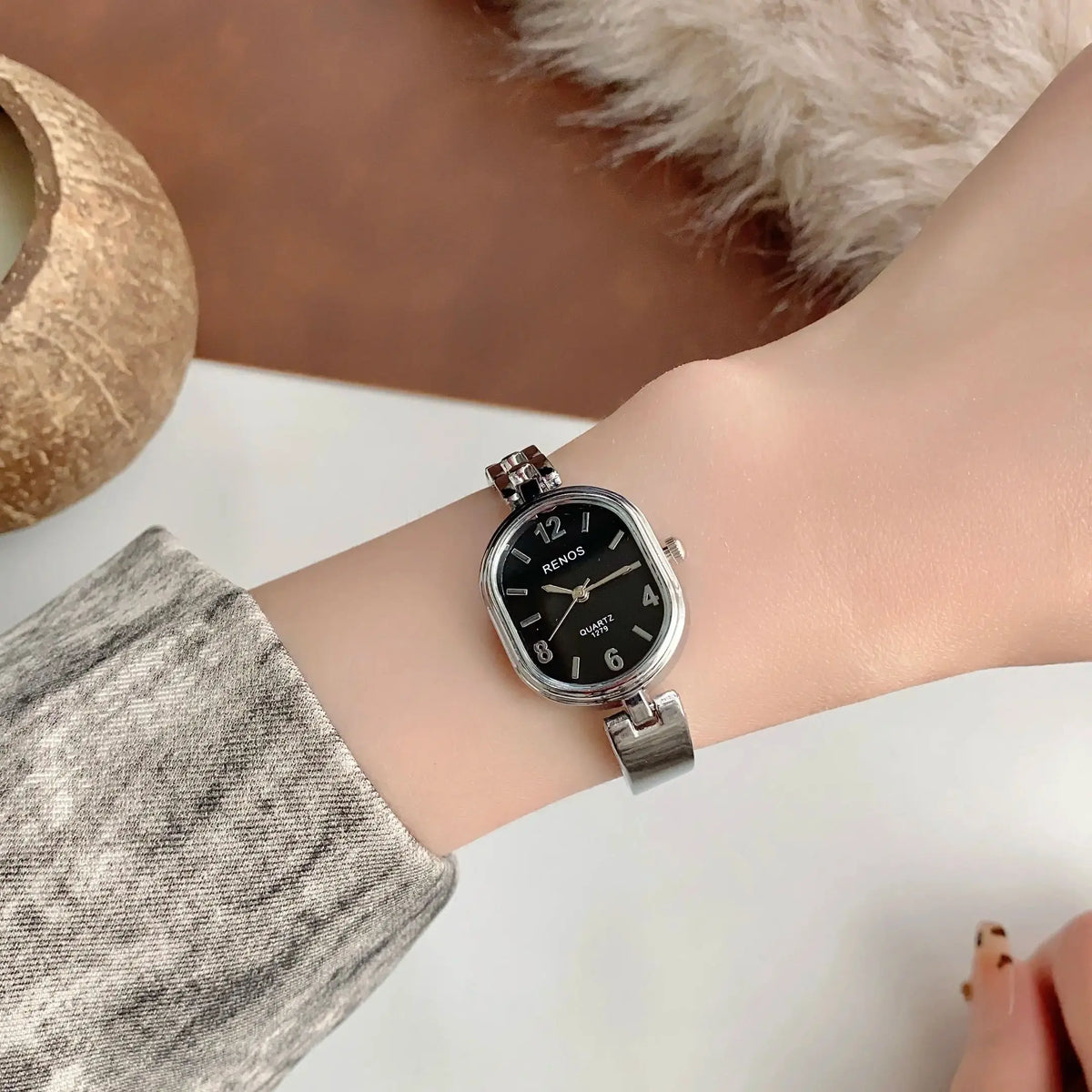 Women's Oval Gold Simple & Fashionable Quartz Watch, Suitable for Daily Wear and Decoration
