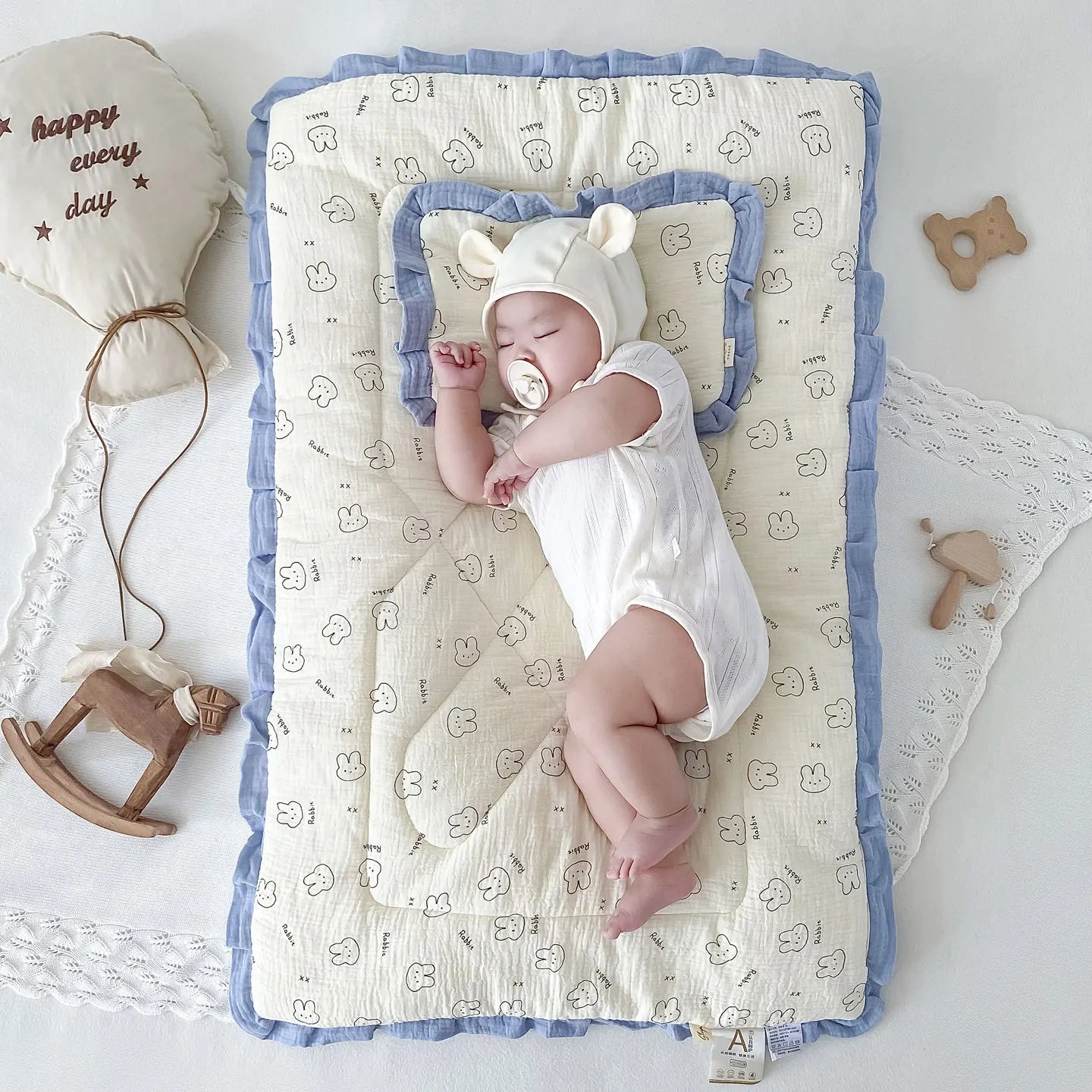 INS Winter Cartoon Print Beanie Velvet Mattress Maternity Room Mat Breathable and Comfortable Newborn Baby Sleeping with Pillow
