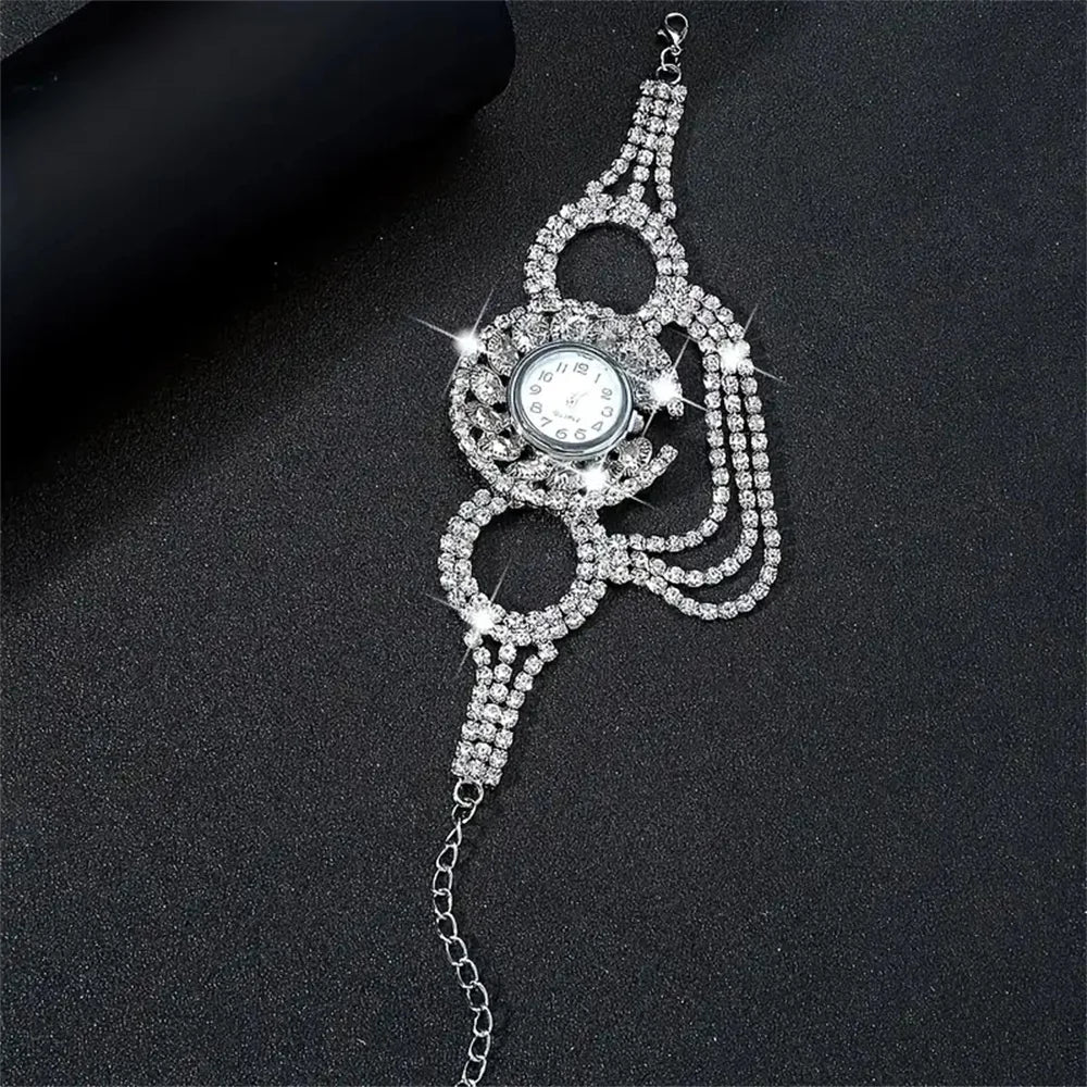 A stylish zinc alloy strap with charming round quartz women's watch with amphibole decoration without chronograph function, an e