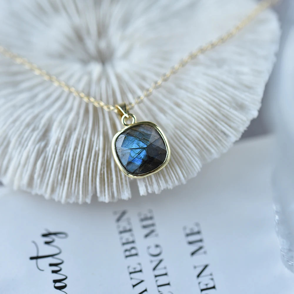 ITSMOS Labradorite Flash Pendant Necklace 14k Gold Plated Teardrop Pendant Choker Natural Healing Stone Jewelry for Women Gift