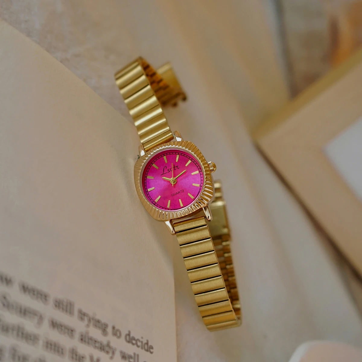 1 Piece of New Fashionable and Simple Gold Stainless Steel Women's Watch, Business Casual, Elegant, Retro Style, Waterproof, Women's Quartz Watch, Suitable as a Holiday Gift