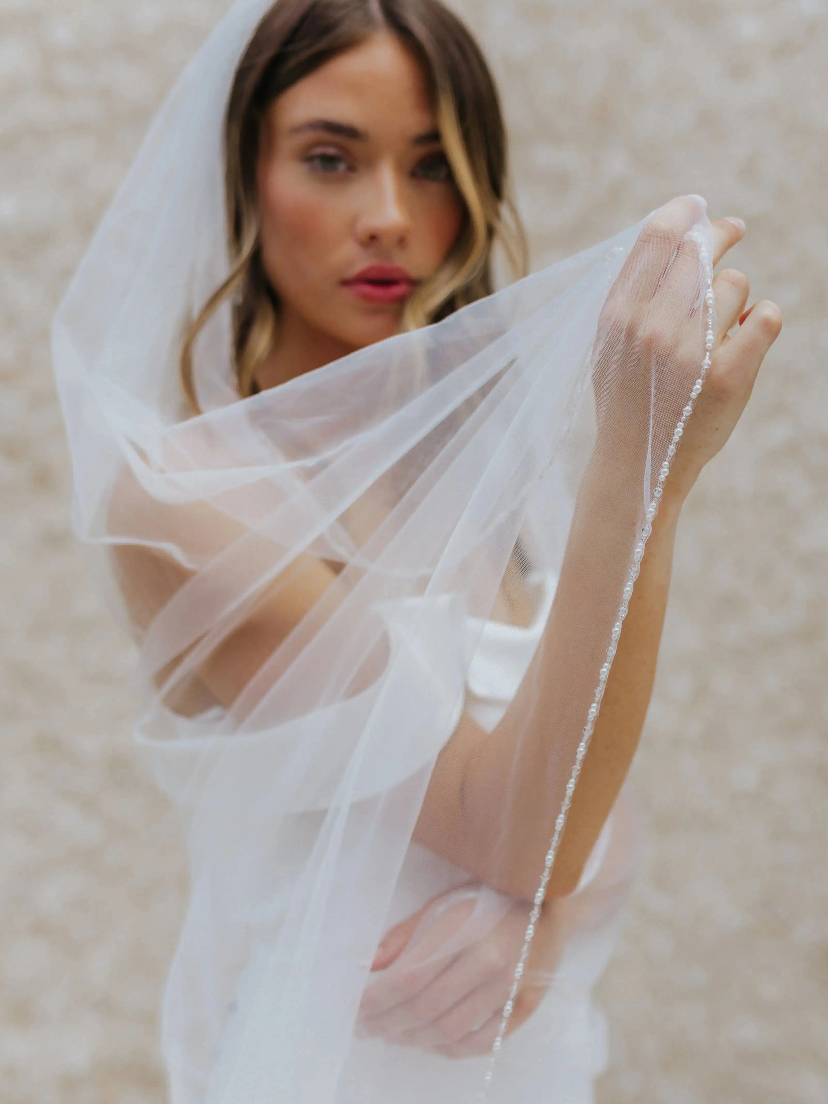 V107 Bridal Veils Crystal Beaded 1 Tier Fingertip Length Wedding Veil with Trim Edge Bridal Hair Accessorry Soft Tulle with Comb