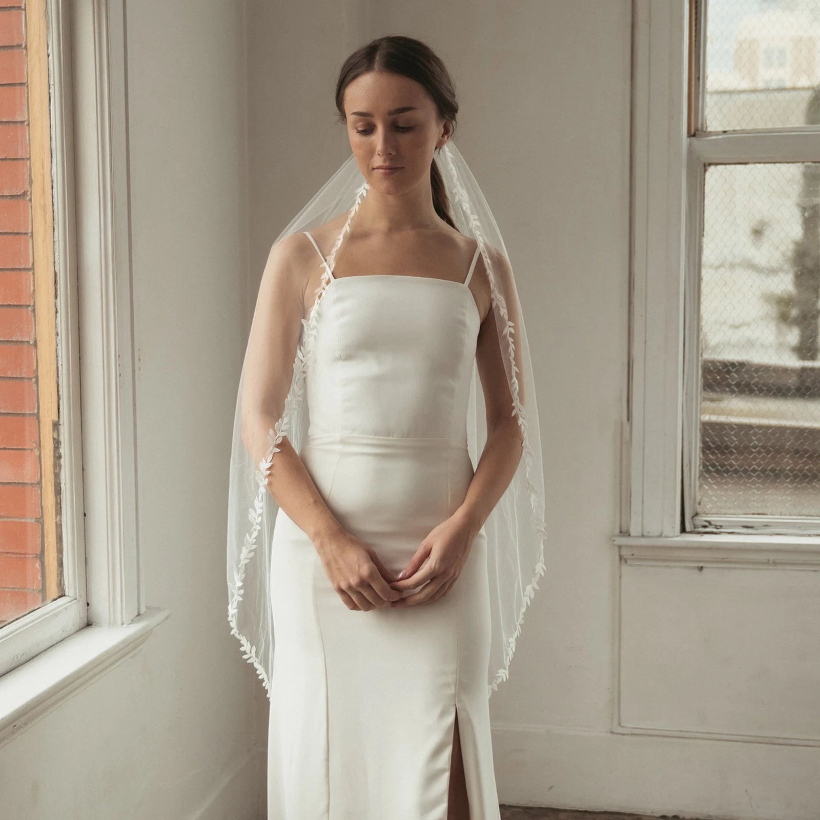 Wedding Veil Lace Edge Bridal Veils 3M White Ivory Wedding Veil Thin Scallop Lace Trim Cathedral Mantilla Bride Accessories V129