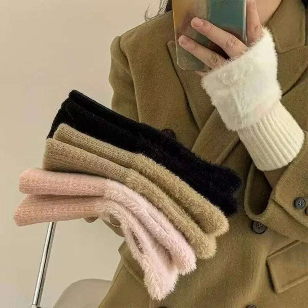 The lady's protective half-finger gloves, suitable for girls, are of a new style. They are soft and comfortable.
