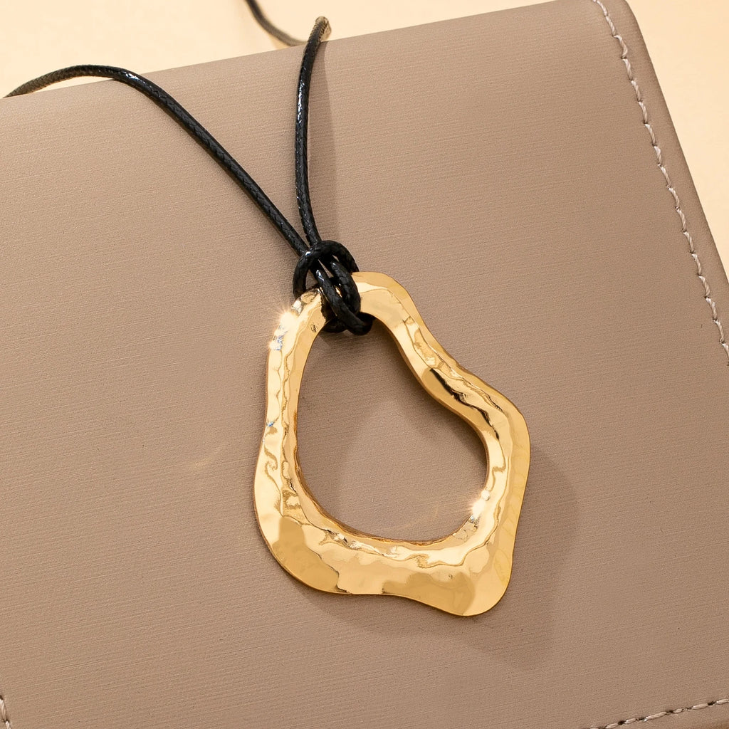 A Women's Necklace with Irregular Geometric Pendant, Winter Punk Style Sweater Necklace, Suitable for Daily Wear and Vacation Wear