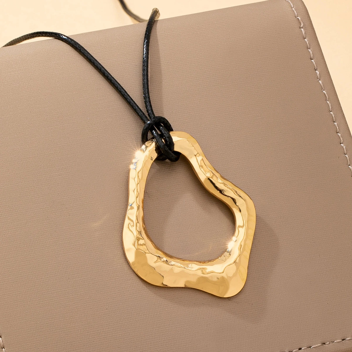 A Women's Necklace with Irregular Geometric Pendant, Winter Punk Style Sweater Necklace, Suitable for Daily Wear and Vacation Wear