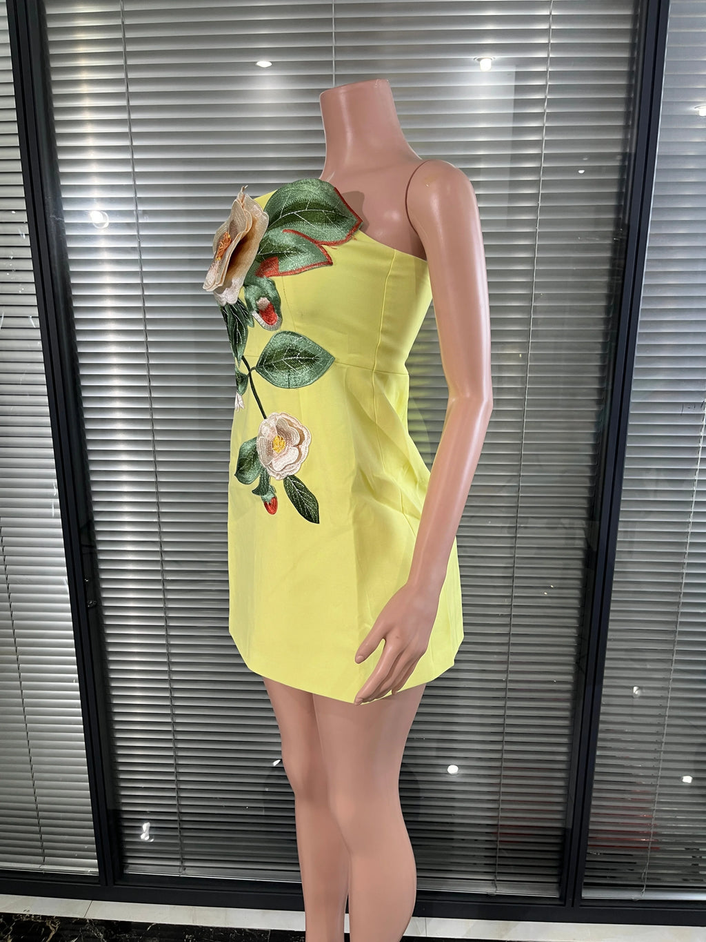 Elegant Yellow Strapless Bodycon Dress with Floral Embroidery Accents Versatile  Formal Evening Wedding Bridesmaid Party Dress