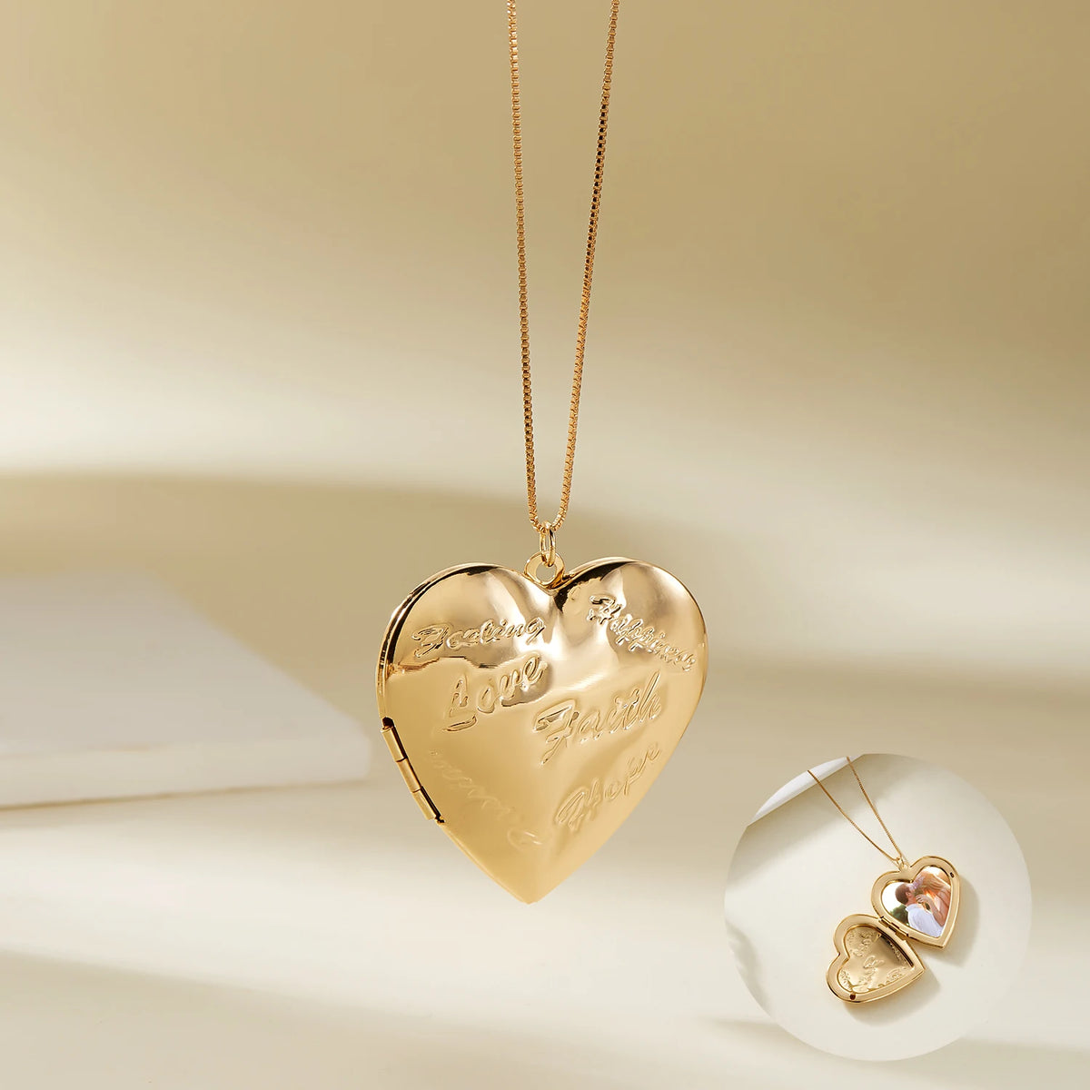 Vintage Gold Color Carved Heart Locket Necklace for Women Personalized Photo Pendant Romantic Aesthetic Valentine Jewelry Gift