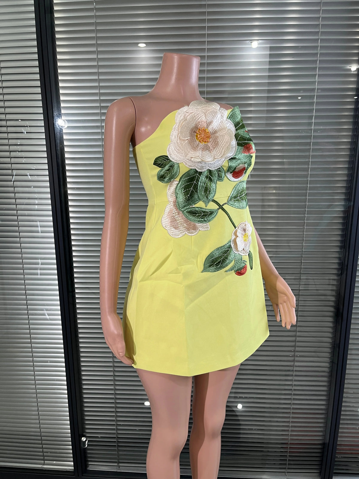 Elegant Yellow Strapless Bodycon Dress with Floral Embroidery Accents Versatile  Formal Evening Wedding Bridesmaid Party Dress