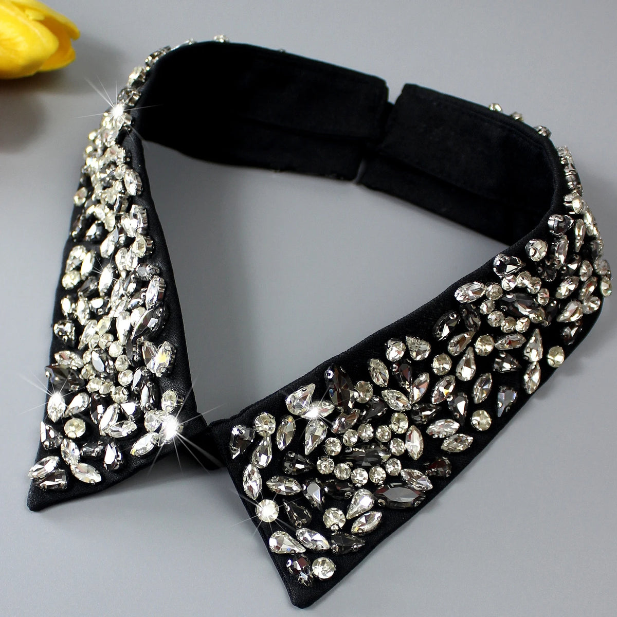 1 Piece of Luxurious Hand-Set Rhinestone Fake Collar for Ladies, a Neck Decoration with a Quick-Release Design. This Shiny and D