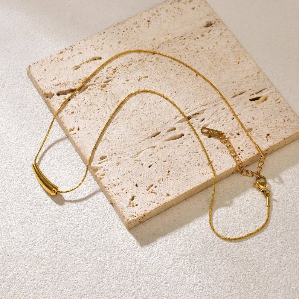 L87 Versatile and niche design: Small eggplant pendant, geometric curved tube, gold necklace, stainless steel jewelry