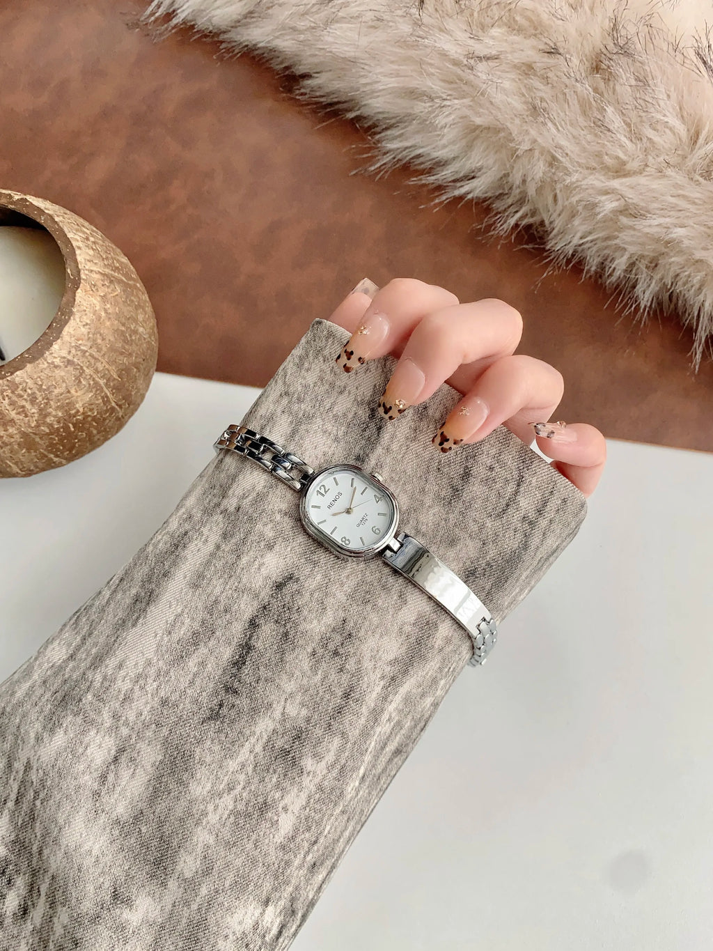 Women's Oval Gold Simple & Fashionable Quartz Watch, Suitable for Daily Wear and Decoration