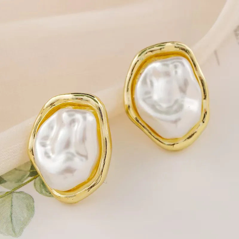 Geometrically Irregular Round Pearl Earrings, Simple and Stylish, Fashion Accessories, a Choice for Women's Gifts.