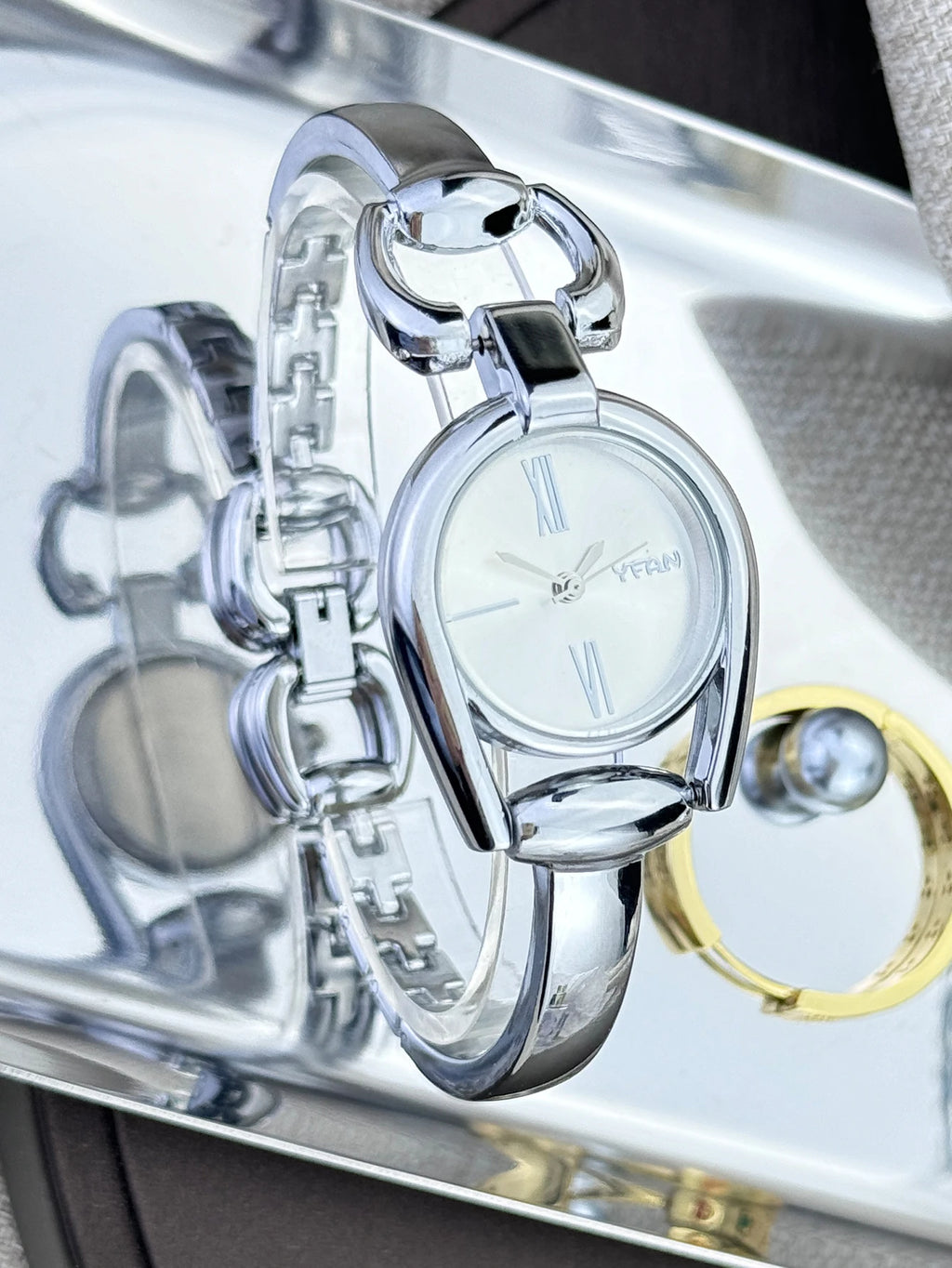 Fashionable Retro Button Wristband Bracelet Quartz Watch for Women Casual High-End Feel New Model Women's Watch Bracelet