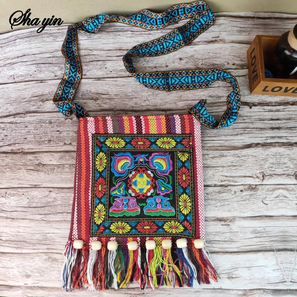 Retro Ethnic Embroidered Crossbody Bag Shoulder Bag Vintage Beaded Shoulder Bag for Women Hand woven fabric