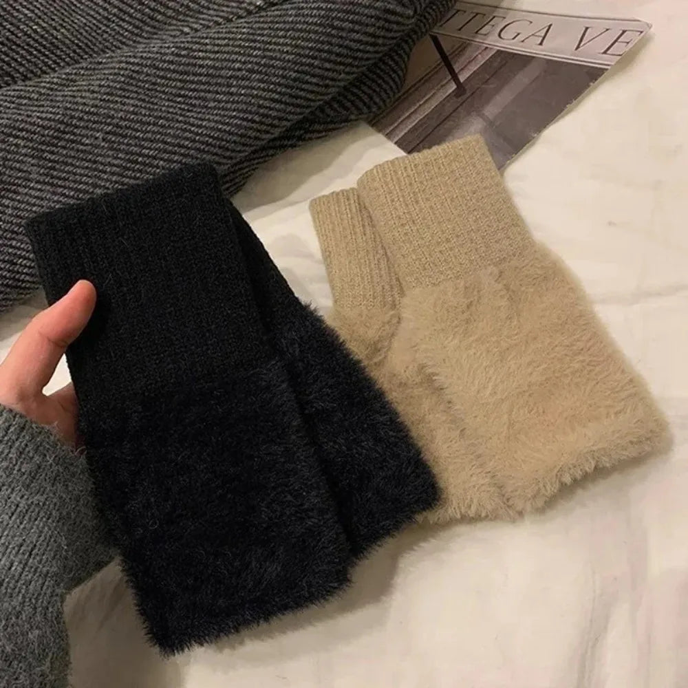 The lady's protective half-finger gloves, suitable for girls, are of a new style. They are soft and comfortable.
