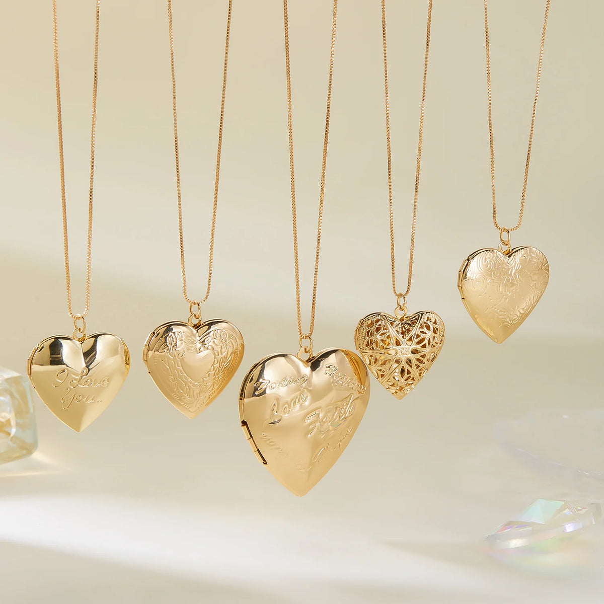 Vintage Gold Color Carved Heart Locket Necklace for Women Personalized Photo Pendant Romantic Aesthetic Valentine Jewelry Gift