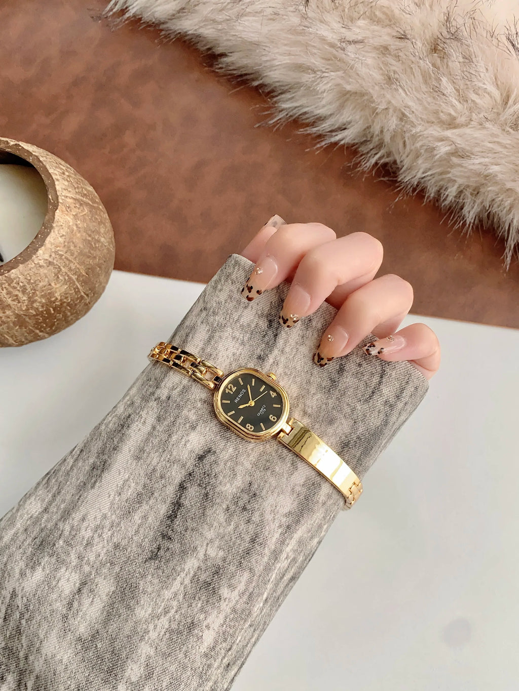 Women's Oval Gold Simple & Fashionable Quartz Watch, Suitable for Daily Wear and Decoration