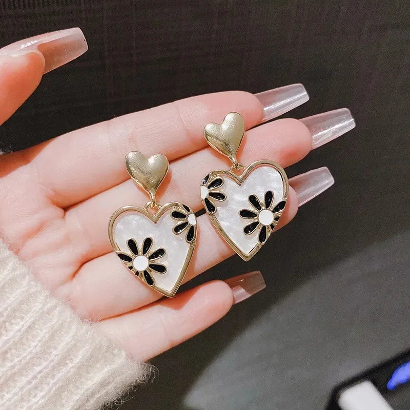 New Fashion Cute Flower Heart Stud Earrings for Women Vintage Rose Daisy Pattern Enamel Earrings Bridal Wedding Jewelry
