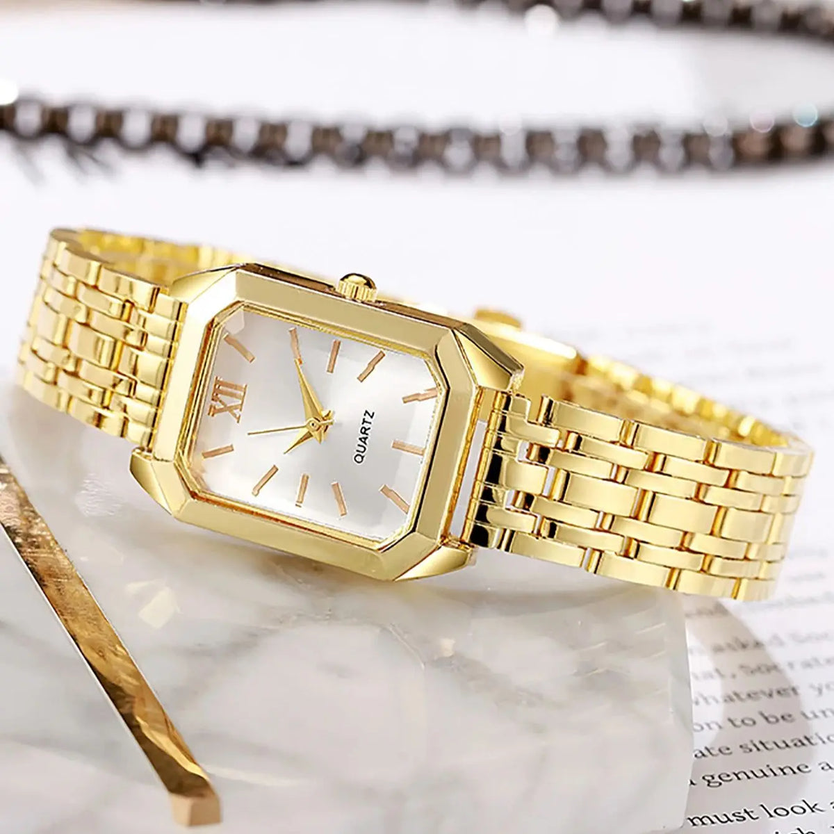 The Lady's Compact Quartz Watch and Pendant Jewelry Set, Suitable as a Holiday Gift, Does Not Include the Box.