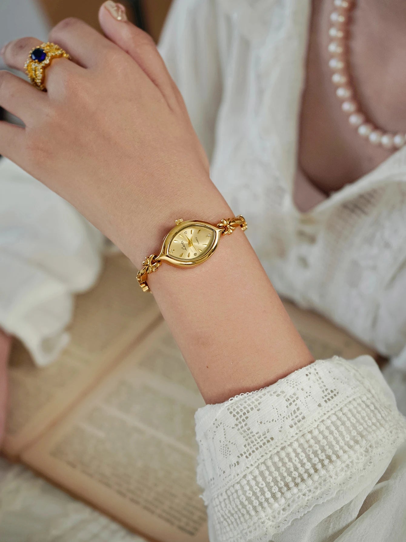 1 Piece of New French-Style Retro Gold Small Dial Women's Watch, Fashionable, Simple, Luxurious, Elegant, Compact, Waterproof, Bracelet-Style, Suitable for Daily Wear, Dinner Parties, and Other Occasions to Decorate the Wrist