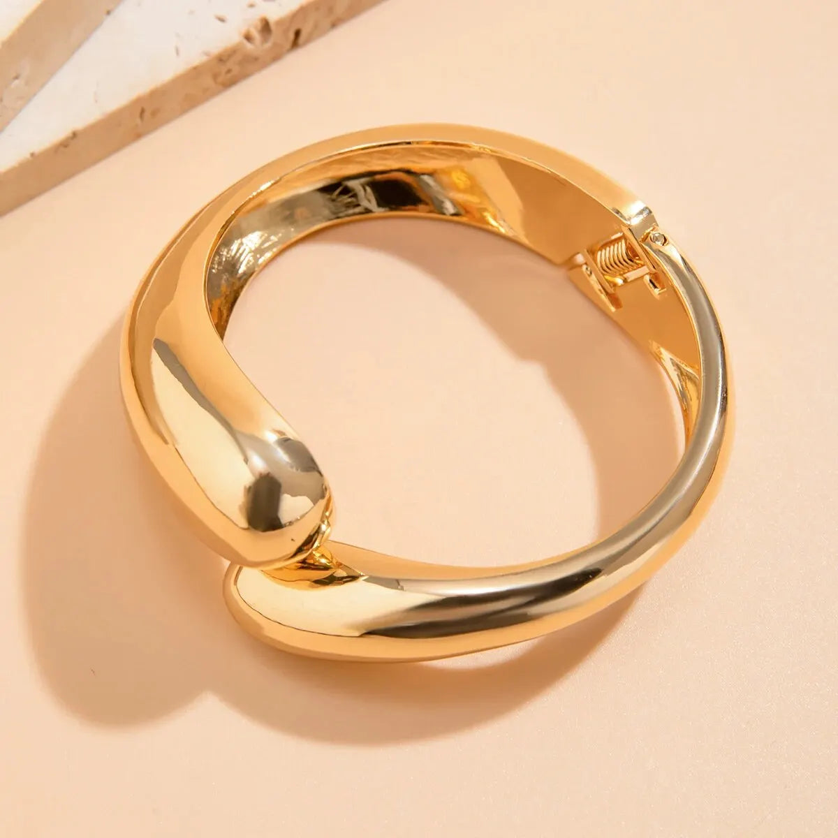 Ingemark Luxury Geometric Water Drop Spring Bangles Women Punk Glossy Gold Color Heavy Metal Wide Bracelet Party Banquet Jewelry