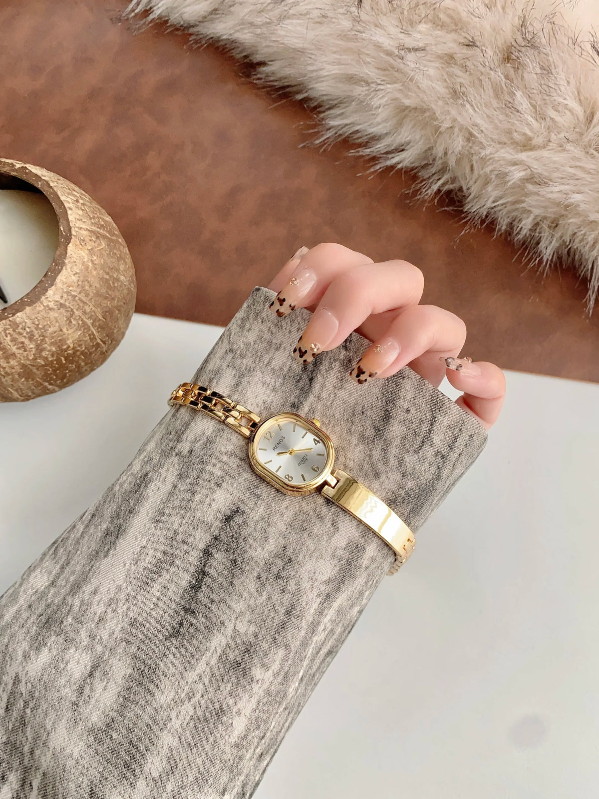 Women's Oval Gold Simple & Fashionable Quartz Watch, Suitable for Daily Wear and Decoration