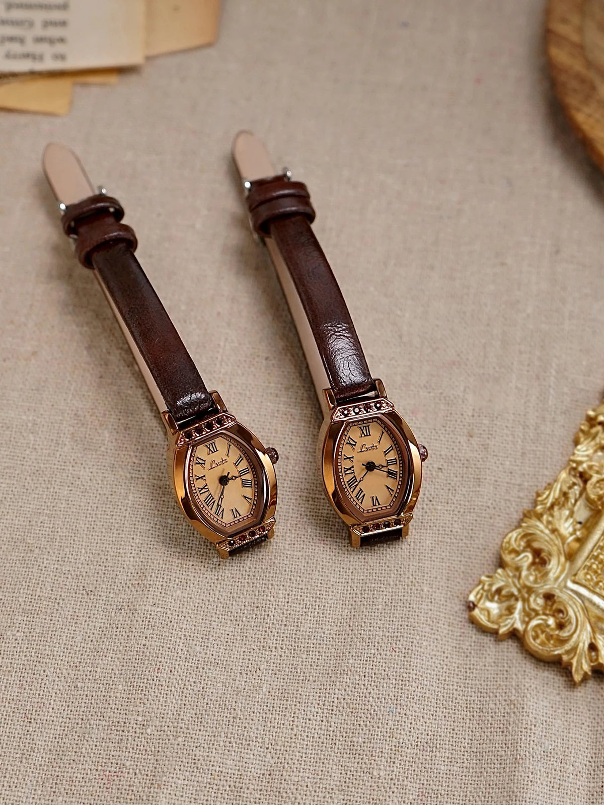 1 Piece of Retro Casual and Elegant Women's Coffee Brown Belt Watch Fashionable and Exquisite Barrel Shape Small Dial Rhinestone Decoration Suitable for Daily Wear Dinner and Other Occasions Decorative Wrists