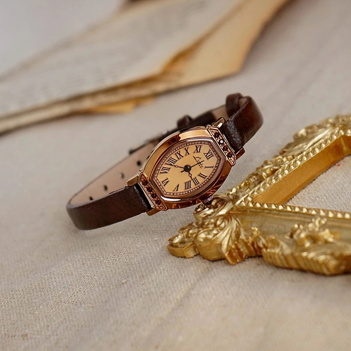 1 Piece of Retro Casual and Elegant Women's Coffee Brown Belt Watch Fashionable and Exquisite Barrel Shape Small Dial Rhinestone Decoration Suitable for Daily Wear Dinner and Other Occasions Decorative Wrists