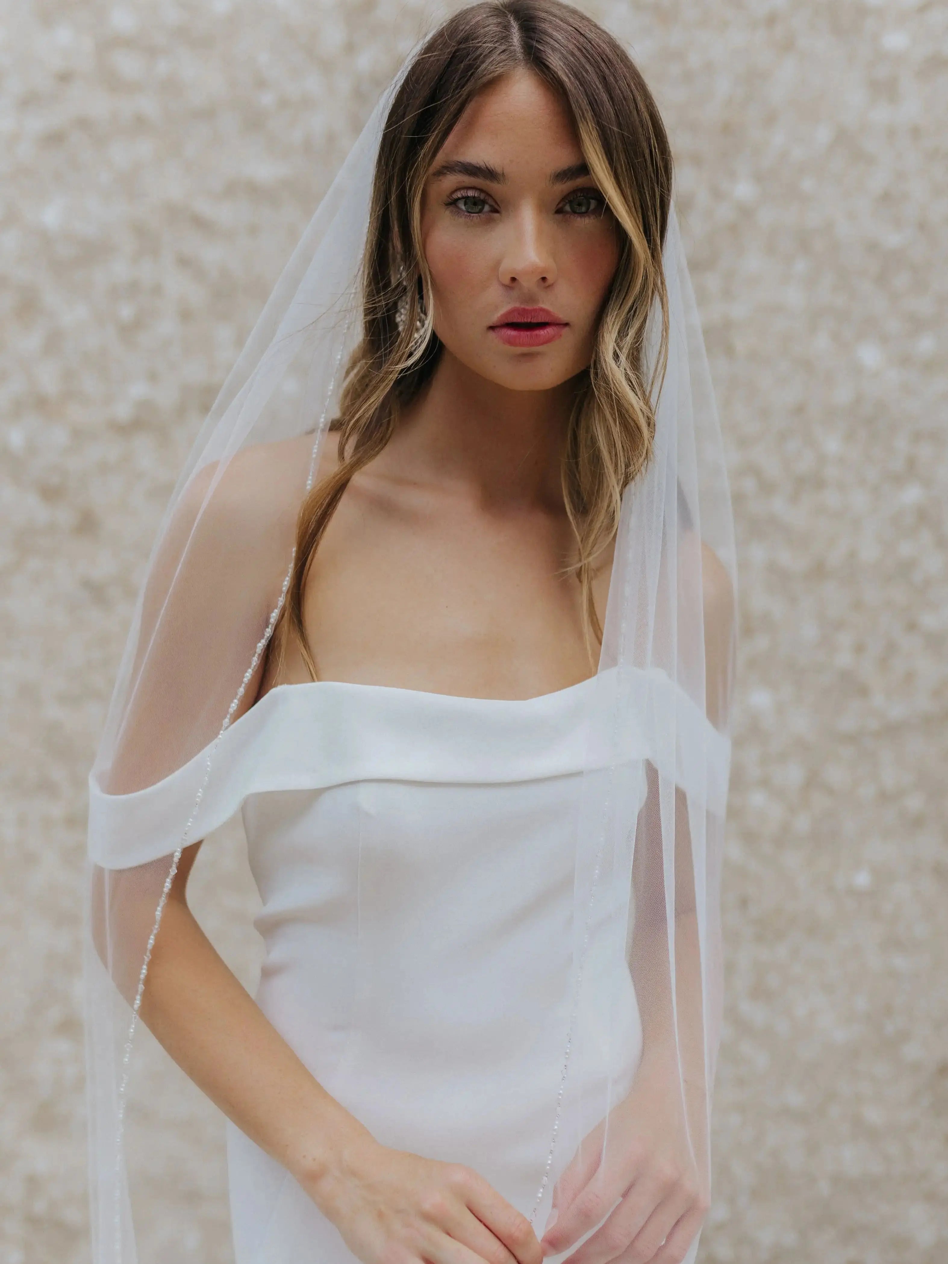 V107 Bridal Veils Crystal Beaded 1 Tier Fingertip Length Wedding Veil with Trim Edge Bridal Hair Accessorry Soft Tulle with Comb