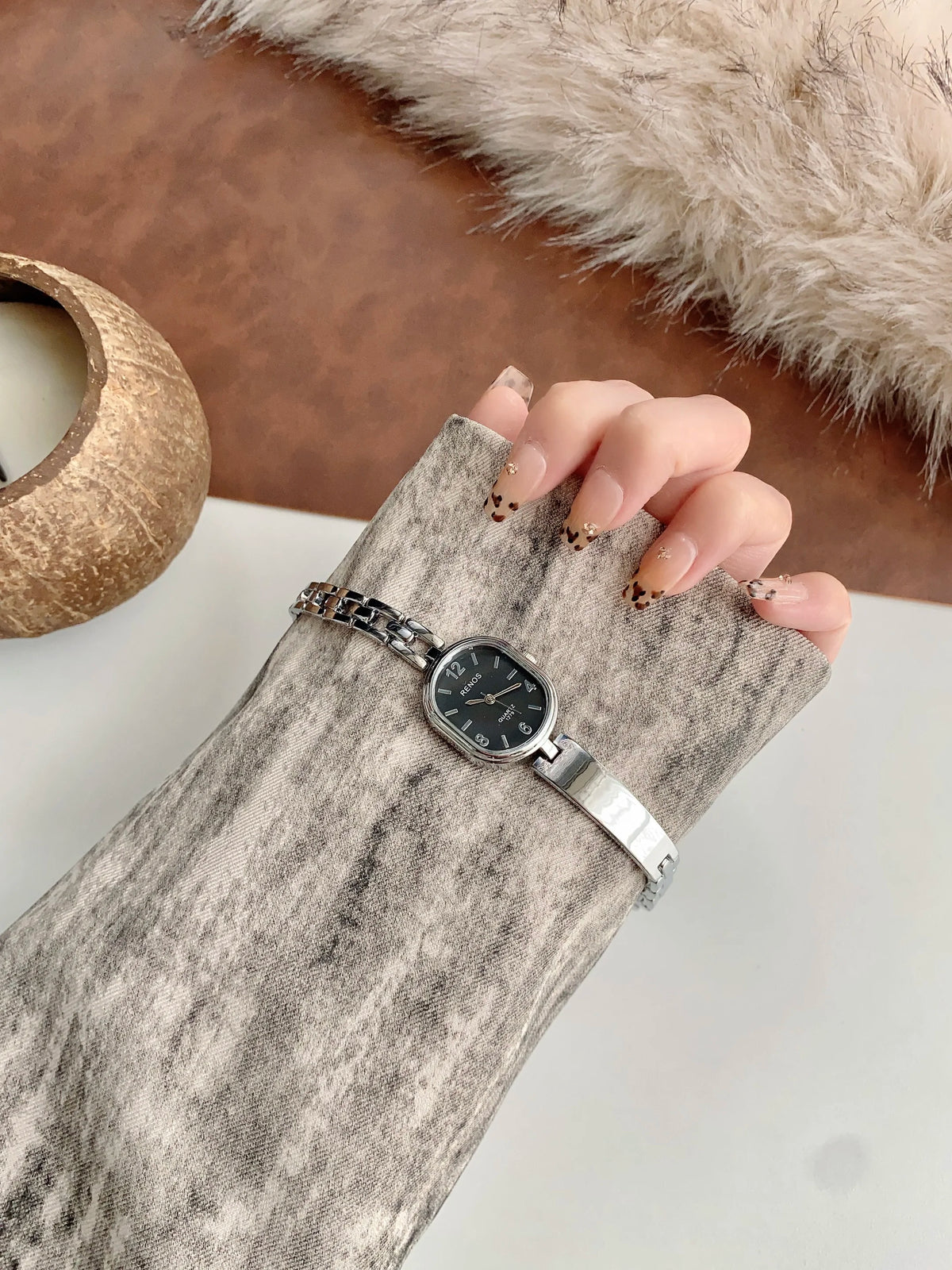 Women's Oval Gold Simple & Fashionable Quartz Watch, Suitable for Daily Wear and Decoration