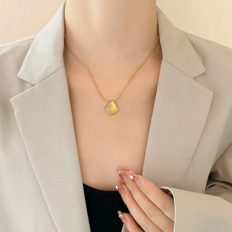 Stainless Steel Temperament Gold Color Sea Shell Pendant Necklace for Women Personality Fashion Beach Jewelry Gift Colorfast