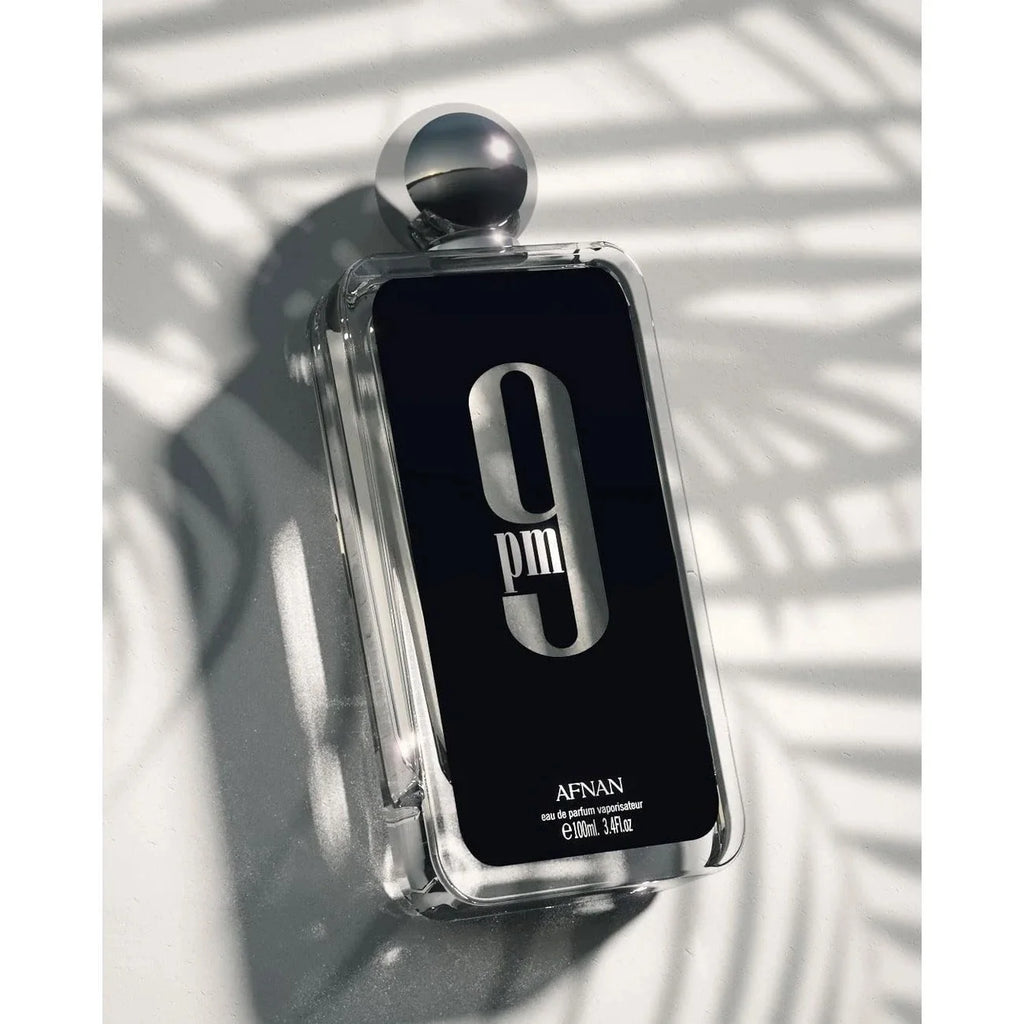 Afnan 9pm Night Men's perfume creates a mysterious and charming night atmosphere with a deep wooden tone. It is cold, gentle and sexy, lasting, and suitable for dating, parties and other night scenes