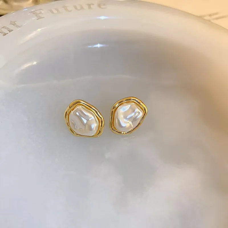 Geometrically Irregular Round Pearl Earrings, Simple and Stylish, Fashion Accessories, a Choice for Women's Gifts.