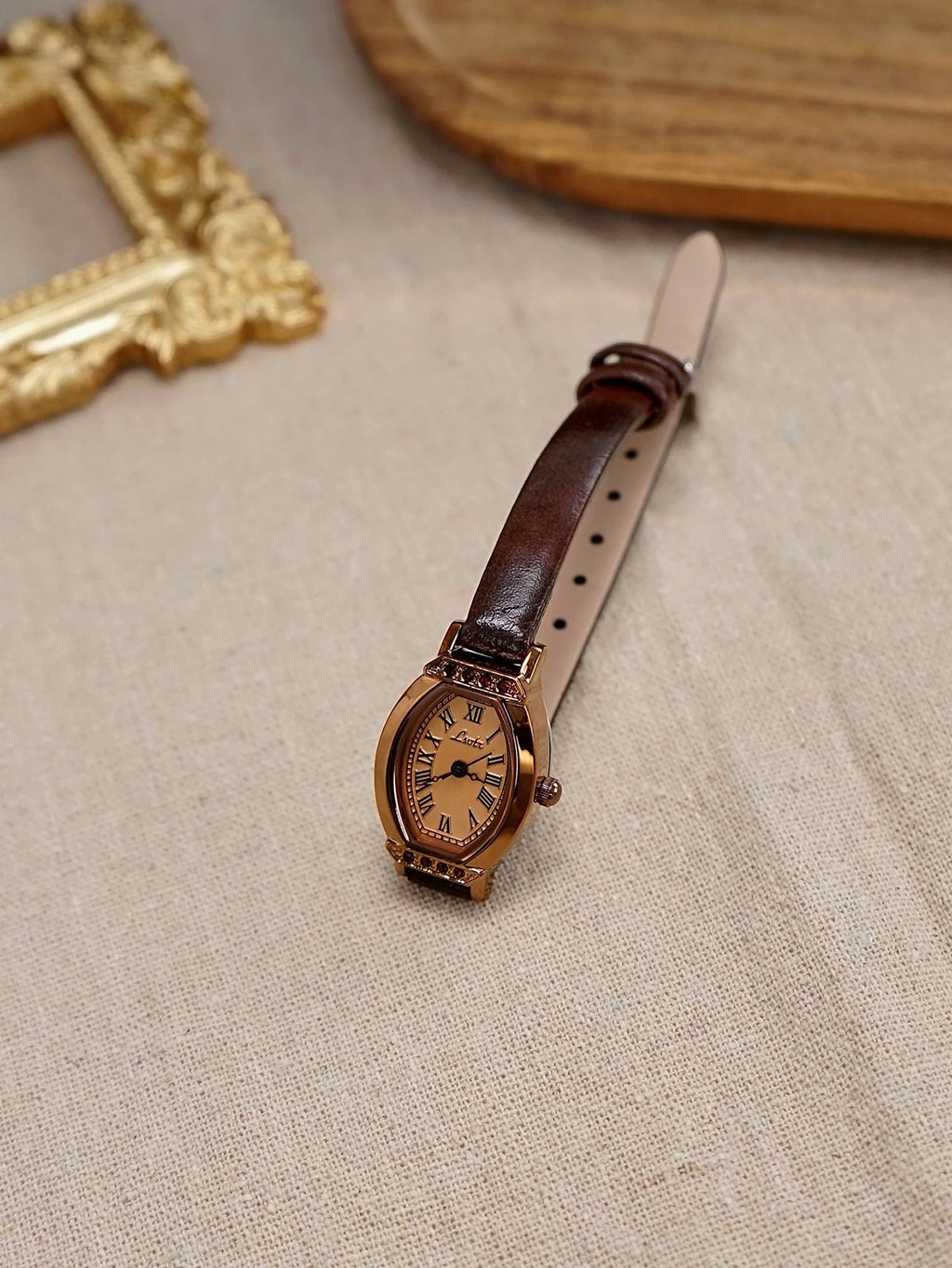 1 Piece of Retro Casual and Elegant Women's Coffee Brown Belt Watch Fashionable and Exquisite Barrel Shape Small Dial Rhinestone Decoration Suitable for Daily Wear Dinner and Other Occasions Decorative Wrists