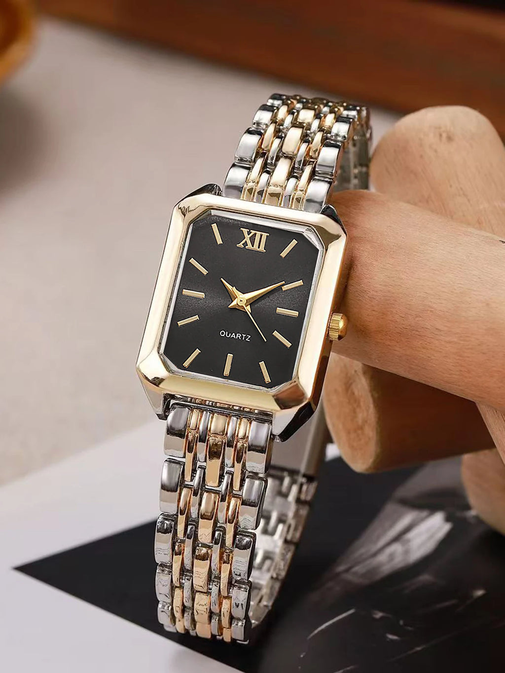 The lady's compact quartz watch and pendant jewelry set, suitable as a holiday gift, does not include the box.