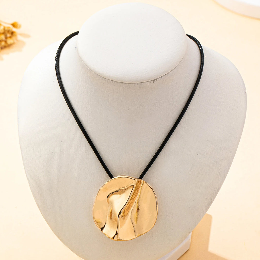 A Women's Necklace with Irregular Geometric Pendant, Winter Punk Style Sweater Necklace, Suitable for Daily Wear and Vacation Wear