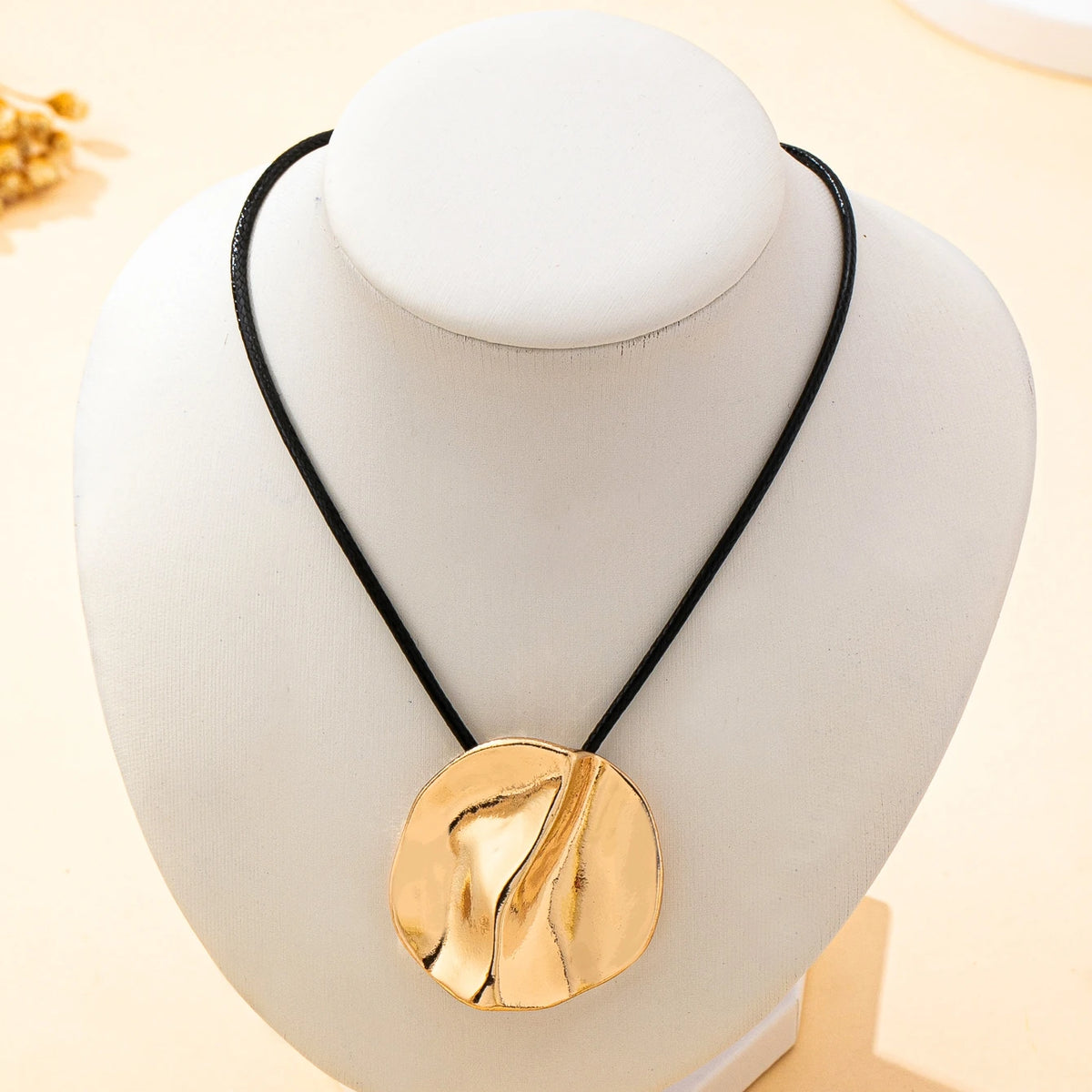A Women's Necklace with Irregular Geometric Pendant, Winter Punk Style Sweater Necklace, Suitable for Daily Wear and Vacation Wear