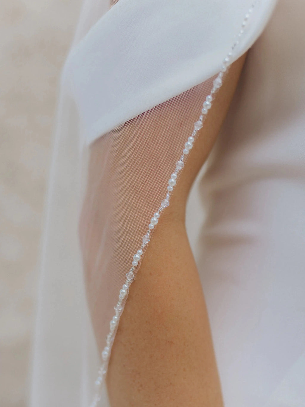 V107 Bridal Veils Crystal Beaded 1 Tier Fingertip Length Wedding Veil with Trim Edge Bridal Hair Accessorry Soft Tulle with Comb