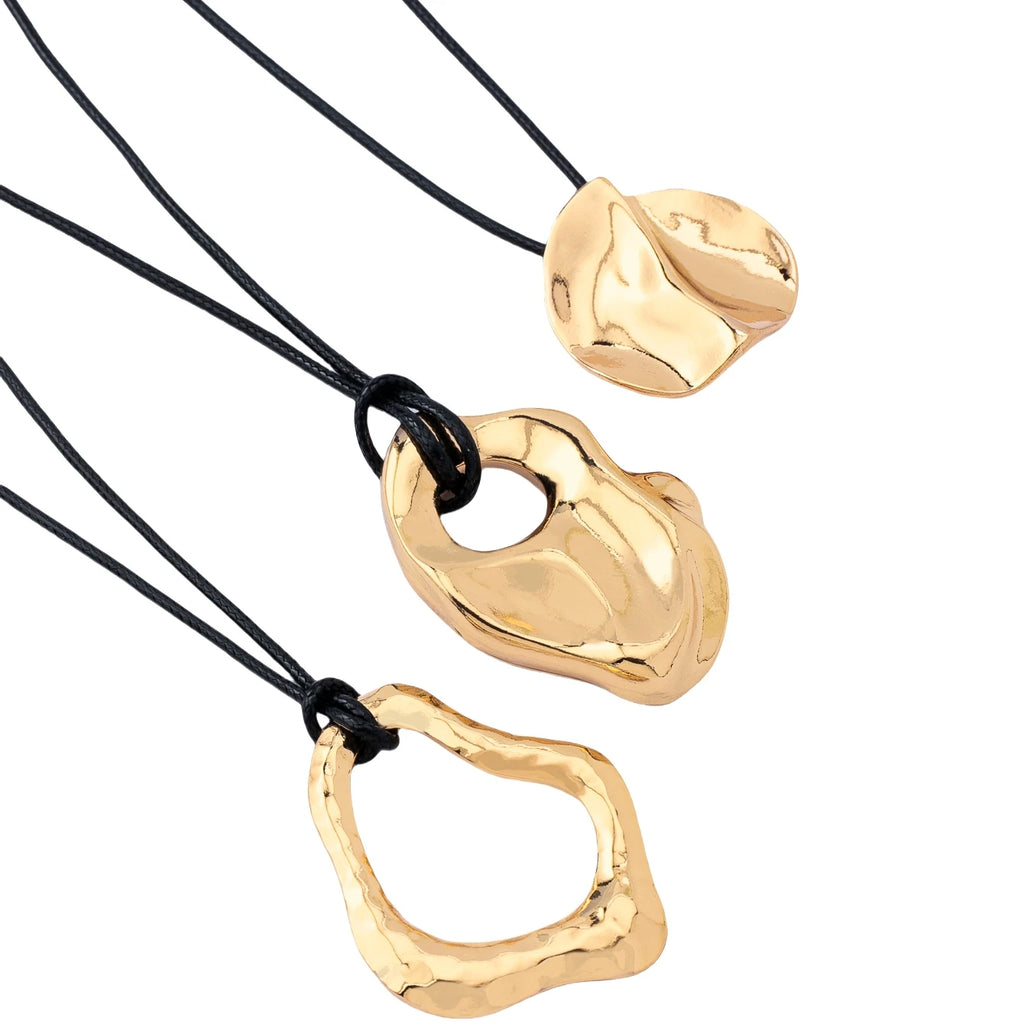 A Women's Necklace with Irregular Geometric Pendant, Winter Punk Style Sweater Necklace, Suitable for Daily Wear and Vacation Wear