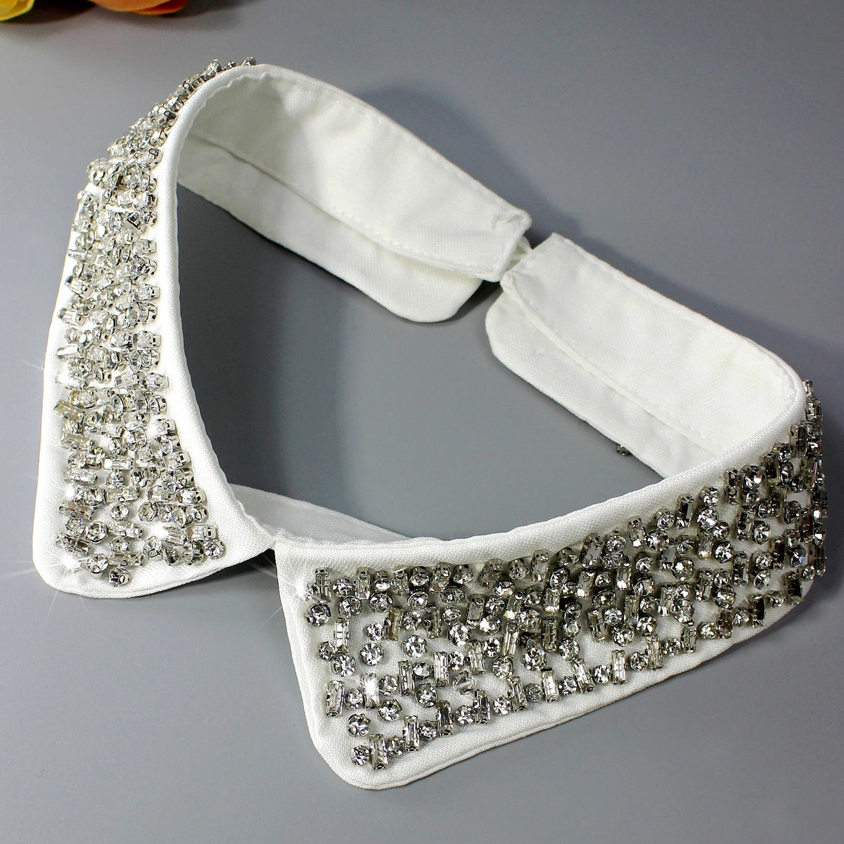 1 Piece of Luxurious Hand-Set Rhinestone Fake Collar for Ladies, a Neck Decoration with a Quick-Release Design. This Shiny and D