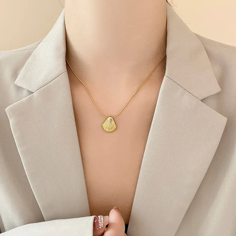 Stainless Steel Temperament Gold Color Sea Shell Pendant Necklace for Women Personality Fashion Beach Jewelry Gift Colorfast