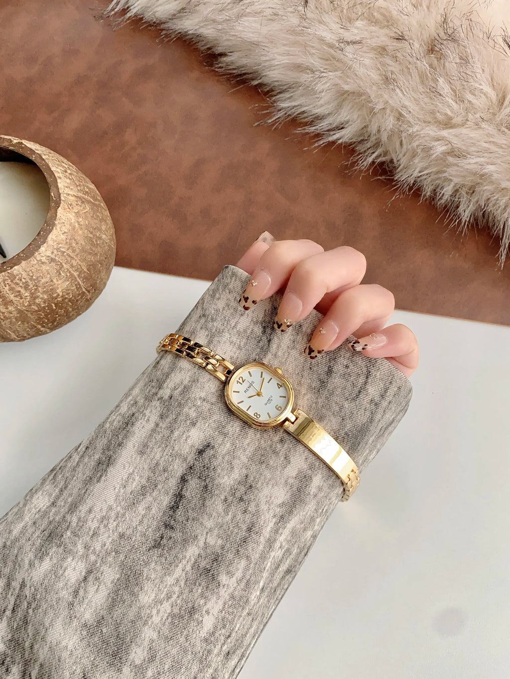 Women's Oval Gold Simple & Fashionable Quartz Watch, Suitable for Daily Wear and Decoration