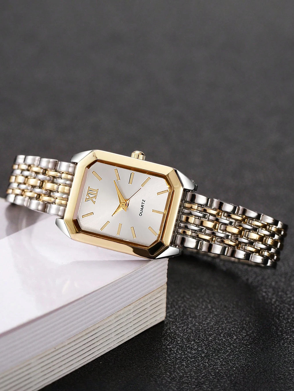 The lady's compact quartz watch and pendant jewelry set, suitable as a holiday gift, does not include the box.