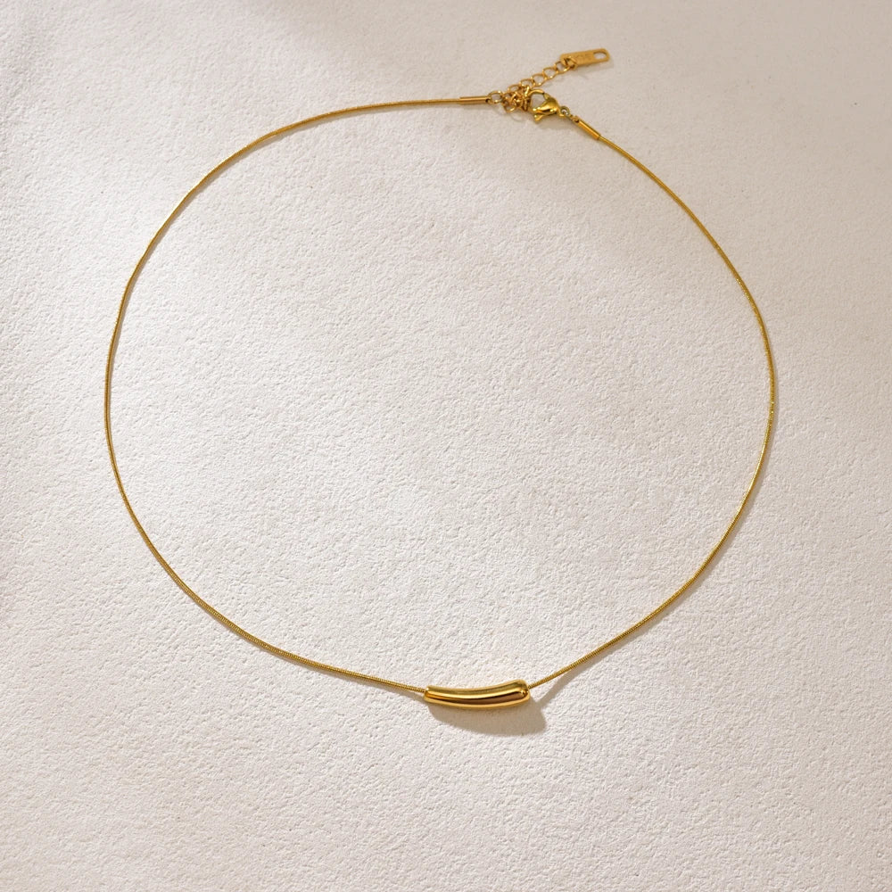 L87 Versatile and niche design: Small eggplant pendant, geometric curved tube, gold necklace, stainless steel jewelry