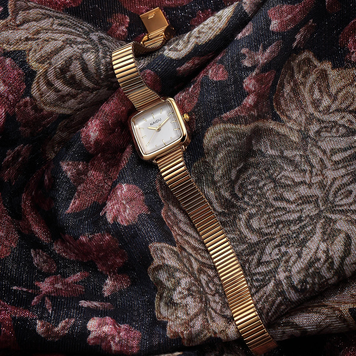 1 Piece of Women's Watch with a Simple, Artistic, and Vintage Quartz Design