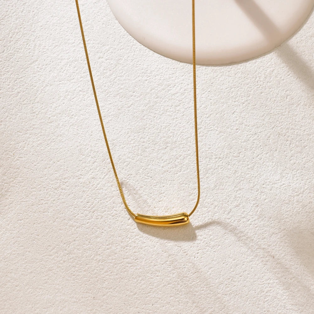 L87 Versatile and niche design: Small eggplant pendant, geometric curved tube, gold necklace, stainless steel jewelry