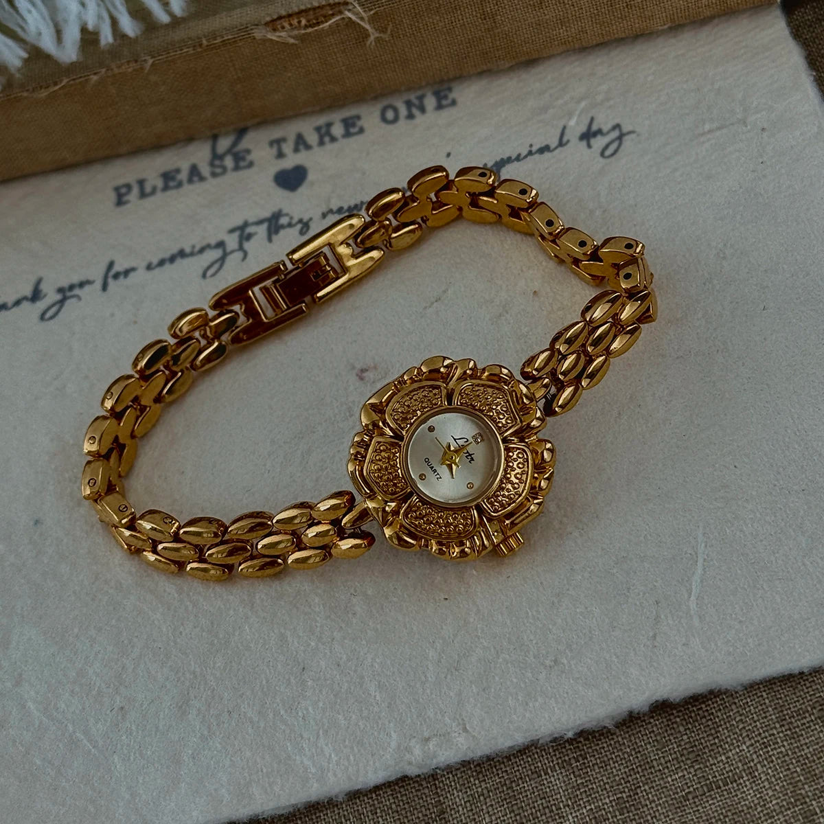 1 Piece of French-Style Golden Vintage Camellia Women's Watch, Exquisite and Elegant, Stylish and High-End, Waterproof Women's Quartz Watch, Suitable for Daily Wear, Parties, Vacations, and as a Wrist Accessory