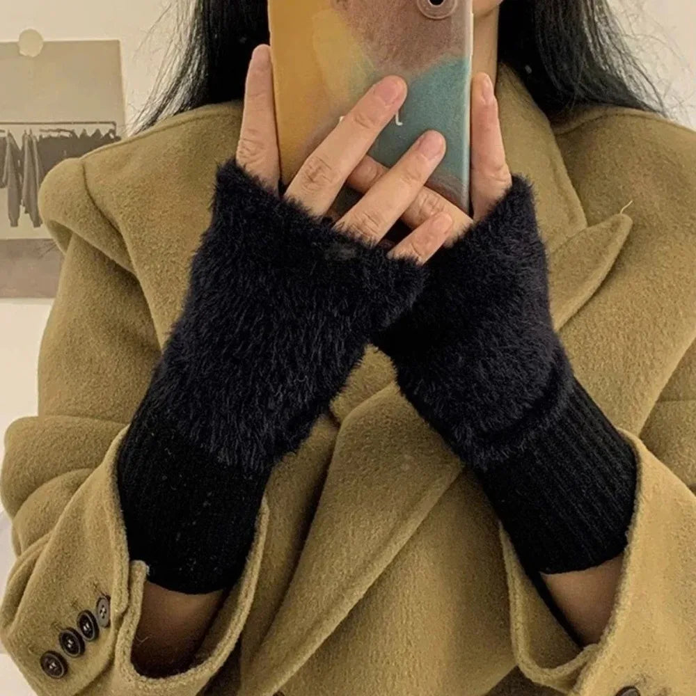 The lady's protective half-finger gloves, suitable for girls, are of a new style. They are soft and comfortable.